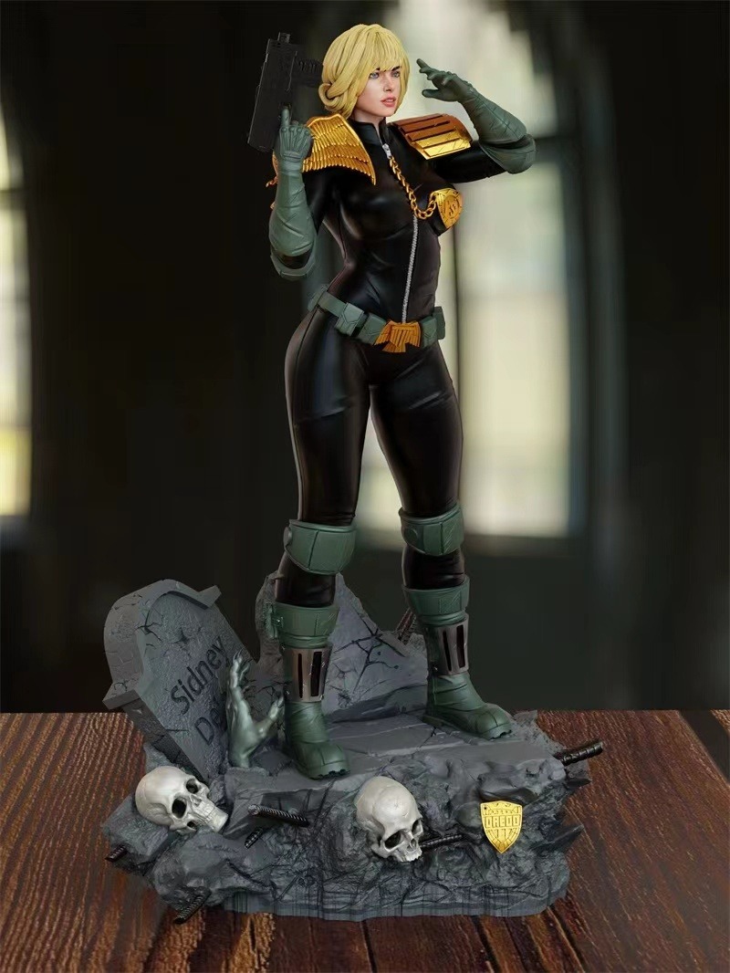 Maßstab 1:24. Cassandra Anders – Model Kit Judge Bewertung und Preis